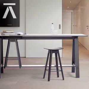 Andersen Furniture – HC1 Tabouret de bar H 67 cm, base noire / placage siège noir / repose-pieds noir