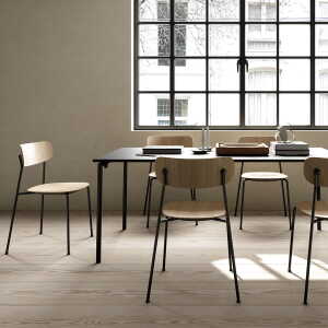 Andersen Furniture – Scope Chaise, structure noire / chêne teinté blanc / cuir noir