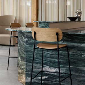 Audo – Co Counter Chair, H 94,5 cm, structure en acier noir / chêne naturel