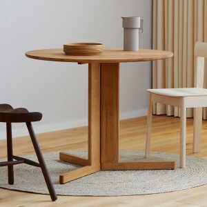 Form & Refine – Trefoil Table, Ø 75 cm, chêne