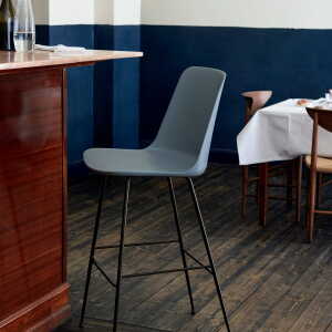 & Tradition – Rely HW91 Chaise de bar, light blue / bronze