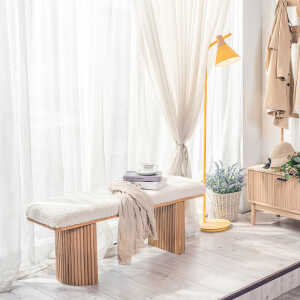 Banc en bois massif et bouclettes blanc