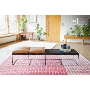 Grand banc scandinave en bois noir et coussins camel